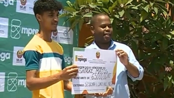 Moçambique – 300 jovens vulneráveis de Maputo recebem cheques simbólicos para projetos de autoemprego