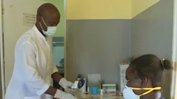 São Tomé e Príncipe – Profissionais de saúde voltam a usar máscara devido ao aumento de casos de covid-19