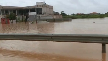 Angola – Chuva na capital do país deixa bairros alagados e avenidas a transbordar de água