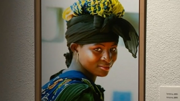 Exposição de fotografias de Lehka Singh sobre o trabalho diário de centenas de mulheres de África