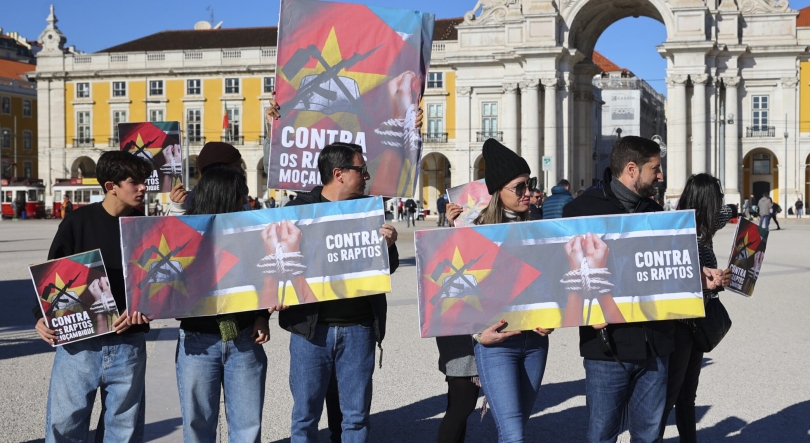 PORTUGAL – Portugueses e moçambicanos em vigília dizem “basta” a raptos em Moçambique