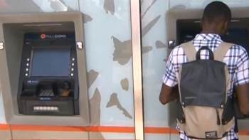 Angola – Cidadãos em Luanda agastados com enchentes nas máquinas ATM de levantamento de dinheiro