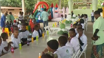 Moçambique – Estilista oferece um dia especial a 130 crianças e adolescentes órfãos e pobres