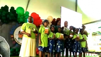 Angola – Primeira-dama reúne mais de 300 crianças para celebrar o Natal Solidário