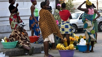 Moçambique – Mulheres no comércio informal queixam-se da falta de acesso aos serviços bancários