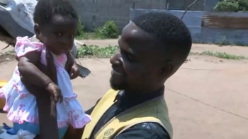 Moçambique – Voluntário da Fundação Tzu Chi salva recém nascido de uma ambulância em chamas