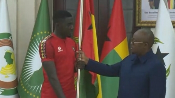 Guiné-Bissau – PR entrega a bandeira nacional à seleção de futebol que segue para o CAN