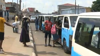 Angola – Jovens “lotadores” trabalham nas paragens de táxi para contornar custo de vida