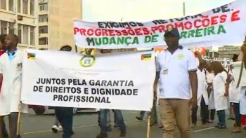 Moçambique – Professores saíram à rua em Maputo para exigir melhores condições e pagamento horas em atraso