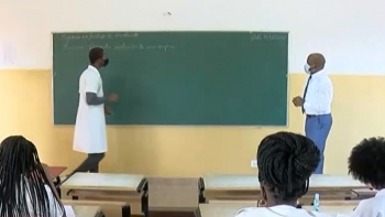 Angola – Ministra da Educação anuncia construção de novas escolas para integrar mais crianças no ensino
