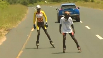 Moçambique – Donaldo Salvador e Gentil Sualei bateram record ao patinar 125 km de costas