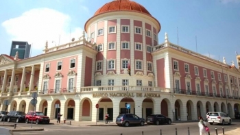 Angola – Banco Nacional coloca 300 milhões de dólares no mercado