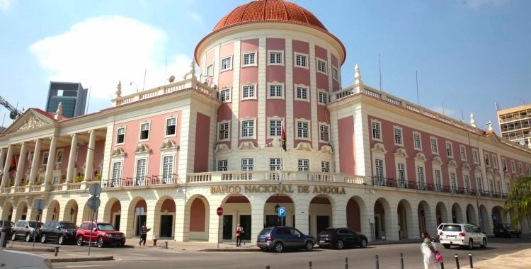Angola – Banco Nacional coloca 300 milhões de dólares no mercado