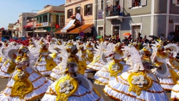 Cabo Verde – Quatro grupos levaram cor, folia e glamour às ruas do Mindelo, na ilha de São Vicente