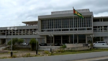São Tomé e Príncipe – MLSTP/PDS contesta revista aos deputados sempre que PM vai ao parlamento
