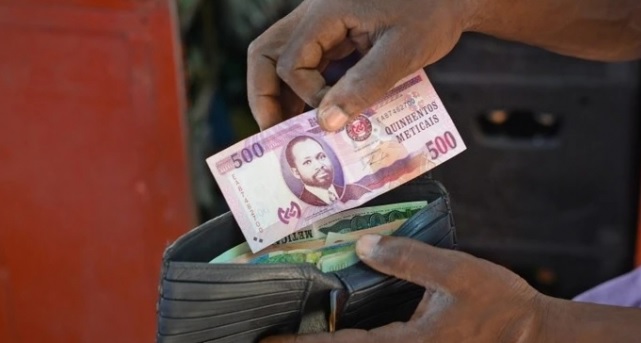Angola quer reduzir peso da dívida na despesa pública para um máximo de 45% até 2026