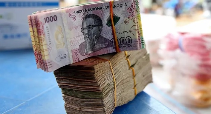 Angola – Consultora BMI vê moeda do país a desvalorizar para 900 kwanzas por dólar este ano