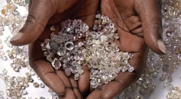 Angola – Exploração ilegal coloca em risco venda de diamantes angolanos no exterior-Governo