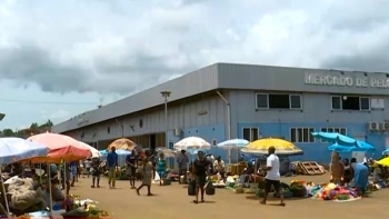 São Tomé e Príncipe – Vendedoras do maior mercado do país recebem apoio médico
