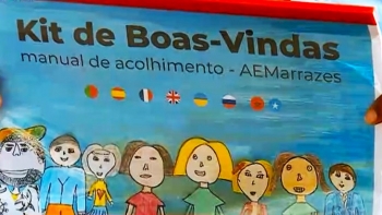 Cabo Verde – Assistente social portuguesa entrega Kit de Boas-Vindas aos alunos da cidade da Praia