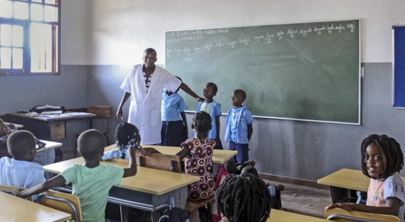 Moçambique - Professores ameaçam congelar notas e condicionar exames se horas extras não forem pagas