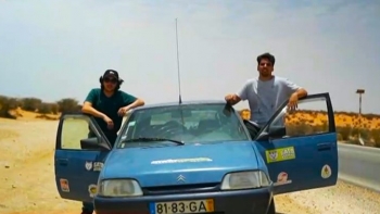 Dois jovens portugueses cruzam o continente africano num automóvel com mais de 30 anos