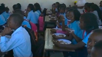 Moçambique – Apenas 700 mil alunos de 949 escolas têm alimentação escolar