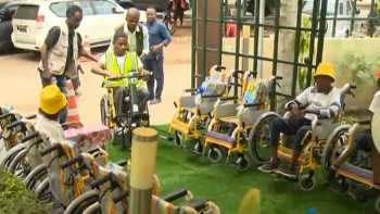 Angola – Fundação Lwini doa 23 cadeiras de rodas em Luanda
