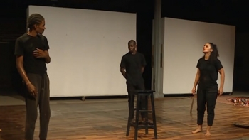 Peça teatral “A ilha dos Sem Terra” da RaizArte apresentada em São Tomé
