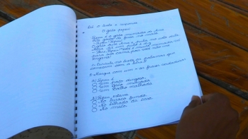Moçambique – Professor cria caderno de caligrafia para lutar contra o analfabetismo