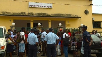 São Tomé e Príncipe – Funcionários do Hospital Ayres de Menezes manifestam-se diante do Ministério da Saúde