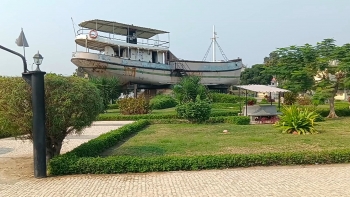 Imagem de Angola – Histórica embarcação da cidade do Lobito em risco de completa degradação