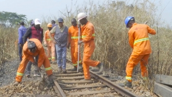 Imagem de Angola – Fogo consumiu travessas de madeira e quase provocou tragédia em linha férrea 