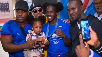 Imagem de Pugilista cabo-verdiano, medalha de bronze em Paris, recebido em festa no regresso a Lisboa