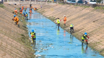 Imagem de Moçambique – Arrancaram os trabalhos de limpeza e manutenção das valas de drenagem em Maputo