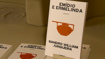 Romance de Sandro William Junqueira fala das origens, do amor e das viagens dos avós