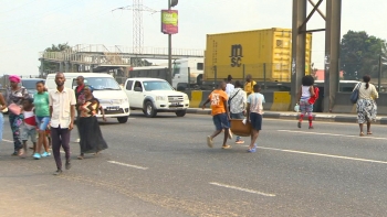 Imagem de Angola – Munícipes de Viana exigem reposição de pedonal e falam em perigo constante