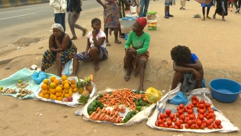 Imagem de Angola – Vendedoras ambulantes de Luanda queixam-se de falta de espaço nos mercados