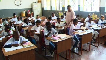 Imagem de Angola – MEA denúncia retirada de alunos de salas de aula por falta de manuais escolares