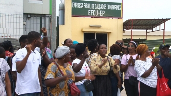 Imagem de Angola – Salários em atraso condicionam regresso ao trabalho em Fábrica de Calçados e Uniformes