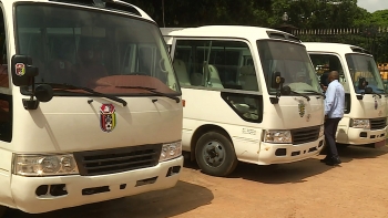 Imagem de Guiné-Bissau – PR doou autocarros a três clubes de futebol