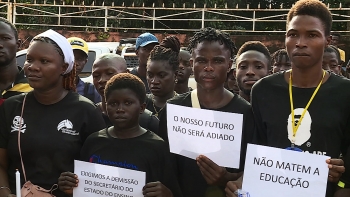 Imagem de Guiné-Bissau – Dezenas de estudantes promovem vigília junto ao Ministério da Educação