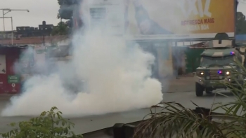 Imagem de Moçambique/Eleições – Polícia dispersa com gás lacrimogéneo centenas de manifestantes em Maputo