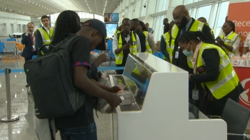 Imagem de Angola – Autoridades fazem balanço positivo do início de voos de passageiros no novo aeroporto de Luanda 