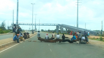 Moçambique/Eleições – Barricadas tomam conta de ruas desertas de Maputo ocupadas por manifestantes