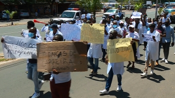 Moçambique – Professores protestam em Maputo apesar dos disparos de gás lacrimogéneo