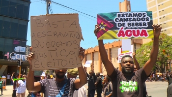 Imagem de Moçambique/Eleições – Maputo voltou a parar à hora marcada com protestos na ruas