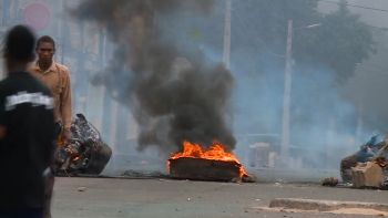 Imagem de Moçambique/Eleições – Barricadas, pneus em chamas e intervenção policial enquanto deputados tomam posse