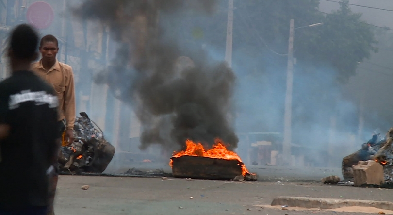 Moçambique/Eleições – Barricadas, pneus em chamas e intervenção policial enquanto deputados tomam posse