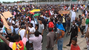 Imagem de Moçambique/Eleições – Manifestações obrigaram a reformular Orçamento e a cortar 13.º mês – Governo